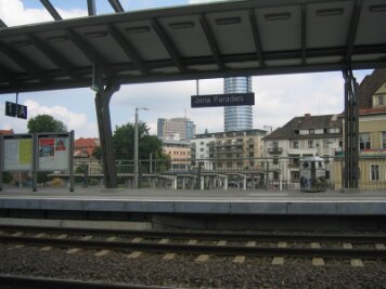 Grüne Wiese, graue Stadt - Der ICE-Bahnhof Jena-Paradies.