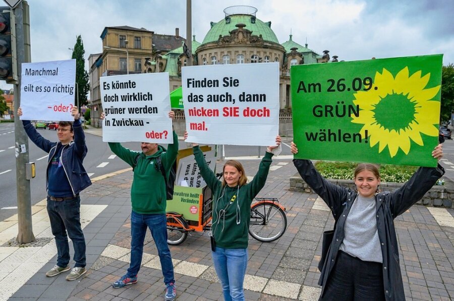 Zeigt die Ampel "Rot", gibt es grüne Botschaften: Straßenwahlkampf in Zwickau unter anderem mit Spitzenkandidatin Merle Spellerberg, der Landesvorsitzenden Christin Furtenbacher und dem Direktkandidat Wolfgang Wetzel (v.r.).