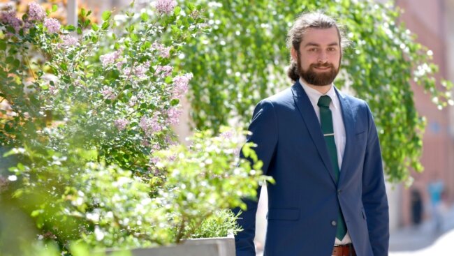Grünen-Kandidat Johannes Brink: Als Jüngster schon lange politisch aktiv - Johannes Brink (Grüne) vor dem Café Momo in der Korngasse. 