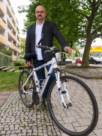 Grünen-Kandidat Wolfgang Wetzel: Angriffen nicht davonradeln - Direktkandidat Wolfgang Wetzel in der Katharinenstraße in Zwickau. 