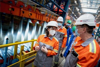 Grünen-Kanzlerkandidatin Baerbock besucht Stahlwerk - Annalena Baerbock, Kanzlerkandidatin der Grünen, spricht beim Besuch des Stahlkonzerns Arcelor-Mittal mit Beschäftigten. 