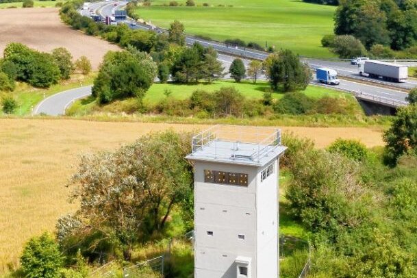 Grünes Band soll einen höheren Schutzstatus bekommen - Der Grenzturm in Heinersgrün gehört zum Grünen Band. 