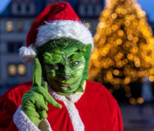 Grünes Fest - mit dem Grinch aus Penig - Dieses Jahr kommt nicht der Weihnachtsmann, sondern der Grinch: Die Penigerin Sandy Géczi schlüpft in die Rolle der Fantasiefigur. Ihr Gesicht gestaltet sie mit Flüssiglatex und Körpermalfarbe, was Mimik zulässt.