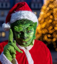 Grünes Fest mit dem Grinch aus Penig - Dieses Jahr kommt nicht der Weihnachtsmann, sondern der Grinch: Die Penigerin Sandy Géczi schlüpft in die Rolle der Fantasiefigur. Ihr Gesicht gestaltet sie mit Flüssiglatex und Körpermalfarbe, was Mimik zulässt.