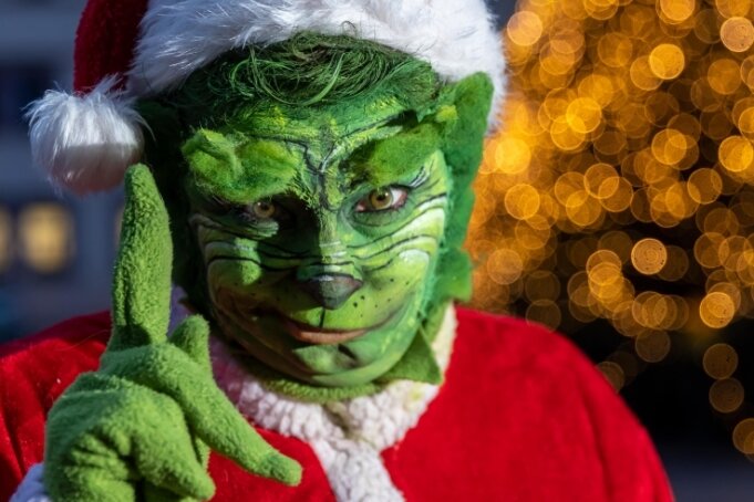 Grünes Fest mit dem Grinch aus Penig - Dieses Jahr kommt nicht der Weihnachtsmann, sondern der Grinch: Die Penigerin Sandy Géczi schlüpft in die Rolle der Fantasiefigur. Ihr Gesicht gestaltet sie mit Flüssiglatex und Körpermalfarbe, was Mimik zulässt.