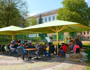Grünes Klassenzimmer in Neukirchen wird teurer - Das große Rondell auf dem Schulhof des Meeraner Gymnasiums ist ein beliebter Treffpunkt. 