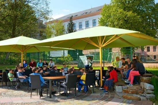 Grünes Klassenzimmer in Neukirchen wird teurer - Das große Rondell auf dem Schulhof des Meeraner Gymnasiums ist ein beliebter Treffpunkt. 