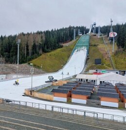 Grünes Licht für Weltcup - Weißes Band mit derzeit grünen Flecken: Die Vogtland-Arena wird ab Sonntag mit Kunstschnee präpariert.