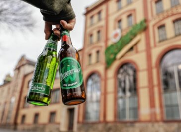 Grünes Licht für Wernesgrüner: Brauerei darf Carlsberg brauen - Hinter der historischen Fassade der Wernesgrüner Brauerei wird nicht nur die Pils Legende gebraut, sondern neuerdings auch Bier der Marke Carlsberg. Zur gleichnamigen Braugruppe gehört Wernesgrüner seit 2021. 