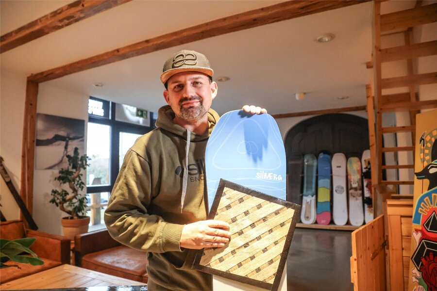 Grünes Snowboard aus Chemnitz überzeugt international - Jörg Kaufmann mit einem Silbaerg-Snowboard zeigt Fasern aus Hanf und Carbon, aus denen das Sportgerät aufgebaut ist.