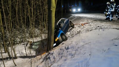 Grünhain-Beierfeld: Autofahrerin kommt von der Straße ab - 