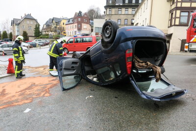Grünhain-Beierfeld: Ford bleibt nach Unfall auf Dach liegen - Nachdem der Unfallfahrer geborgen war, mussten die Einsatzkräfte räumen. Unter anderem wurde Sand gestreut, um ausgelaufene Flüssigkeiten zu binden.