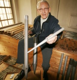 Grünhain-Beierfeld: Orgel der St.-Nicolai-Kirche soll nach Rekonstruktion wieder erklingen - Rolf Böttcher zeigt einige der alten Orgelpfeifen, die restauriert werden müssen.