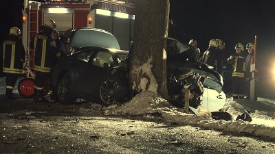 Grünhain: BMW prallt gegen Baum - Fahrer schwer verletzt - Ein 32-jähriger BMW-Fahrer kam in einer Kurve auf der S 222 zwischen Grünhain und Bernsbach von der Fahrbahn ab und prallte an einen Baum.
