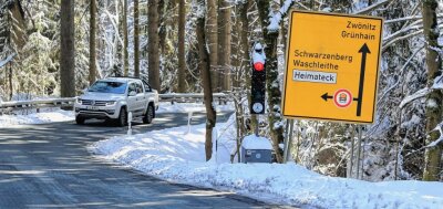Grünhain: Hat die nervige Dauerampel nach 6,5 Jahren bald ausgedient? - Die Ampel an der Staatsstraße 222 zwischen Grünhain und Elterlein soll Ende 2023 nach mehr als sechs Jahren der Geschichte angehören. 