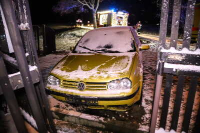 Grünhain: VW-Fahrerin kommt von der Straße ab und kollidiert mit Gartentor - 