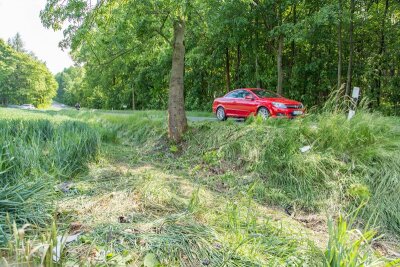 Grünhainichen: Gegen Baum geprallt - Fahrer tot aus Auto geborgen - Trümmerteile verteilten sich hunderte Meter weit auf einem Feld.