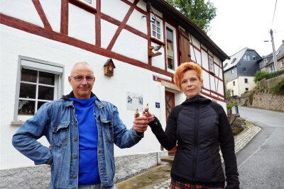 Grünhainichens historische Häuser geben ihre Geschichten preis - Gemeinsam präsentieren Olaf und Antje Wolfeil einige der Figuren, denen ihr Zuhause seinen Namen verdankt. Die genaue Historie des Hiehnelmacherhauses ist auf der Tafel nachzulesen.