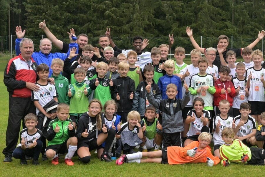 Grünheider Feriencamp: Nächste Auflage mit vier Kursen? - Alles strahlt: Auch der dritte Kurs der Fußballschule Vogtland ist erfolgreich zu Ende gegangen. 