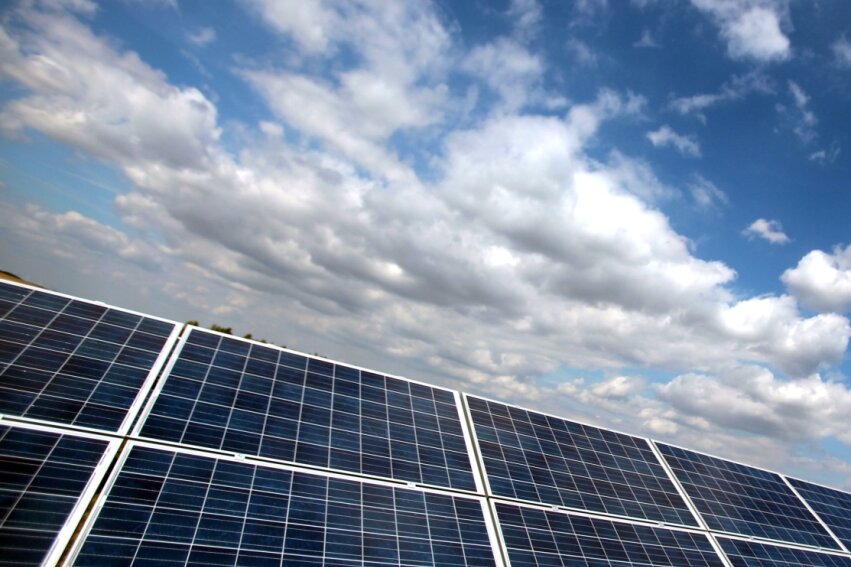 Solar-Module in einem Energie-Park: Die Ökostrom-Erzeugung in Deutschland steuert auf einen neuen Rekord zu. Ob auch in Grünlichtenberg bald eine solche Anlage steht, wird derzeit noch diskutiert. 