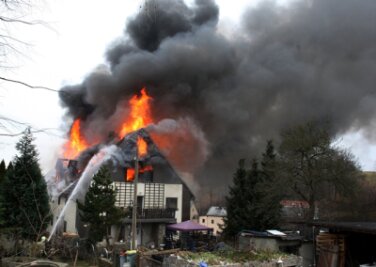Um das Feuer in einem Einfamilienhaus in Grumbach zu löschen, sind mehr als 40 Rettungskräfte im Einsatz.