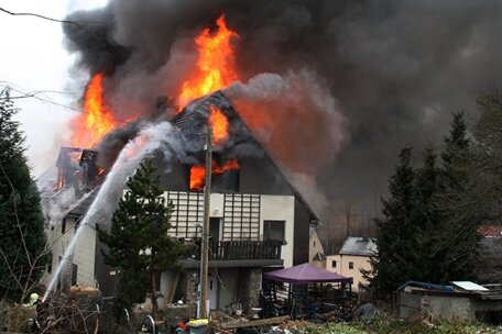 Um das Feuer in einem Einfamilienhaus in Grumbach zu löschen, sind mehr als 40 Rettungskräfte im Einsatz.