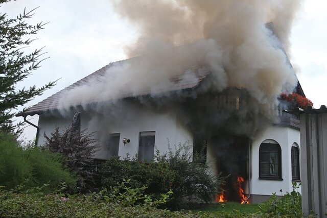 Grumbach: Eine Verletzte bei Brand in Einfamilienhaus - 