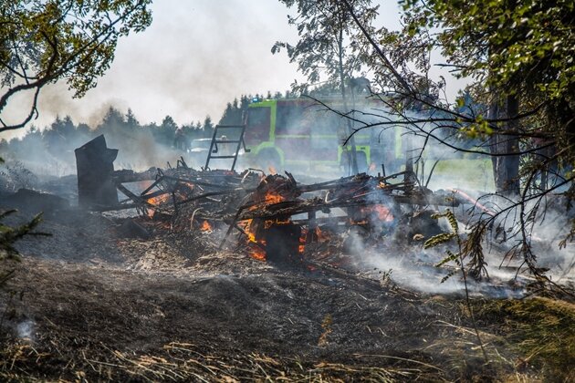 Grumbach: Nach Hüttenbrand - Feuerwehr verhindert Waldbrand - 