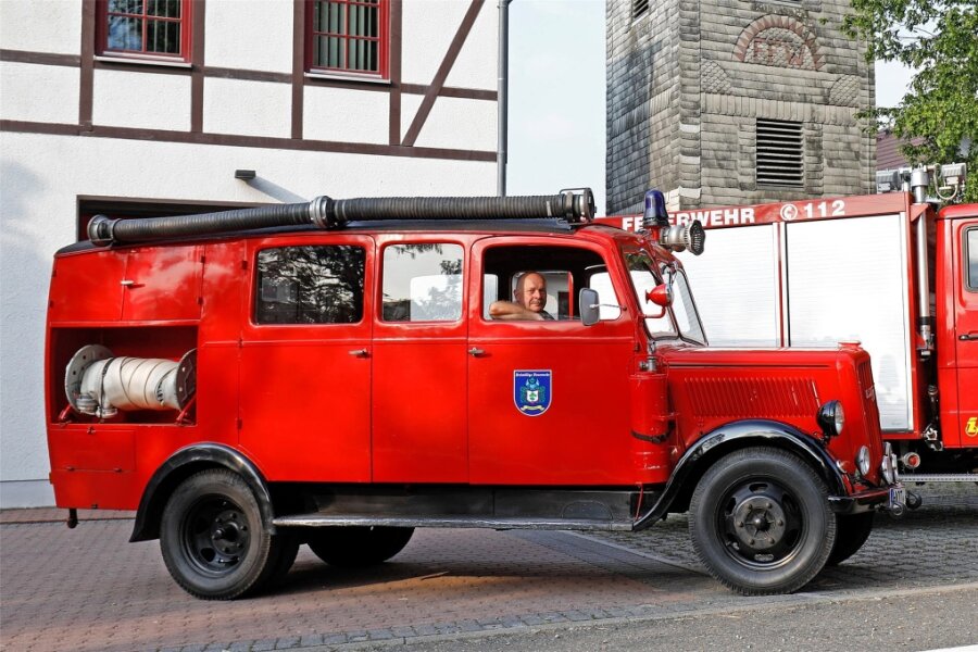 Grumbach: Zum Fest am Kiefernberg fährt auch der rote Feuerwehr-Oldie - Der Opel Blitz der Grumbacher Feuerwehr geht am Sonnabend wieder auf Tour.