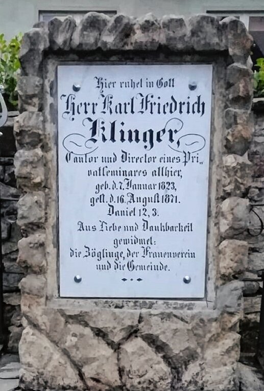 Grumbacher frischen Erinnerung auf - Auf der Platte am Grab von Karl Friedrich Klinger ist nun wieder alles bestens lesbar. 