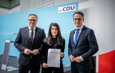 Grundsatzprogramm: CDU ändert Formulierung zu Muslimen - CDU-Generalsekretär Carsten Linnemann (r) und die stellvertretenden Vorsitzenden der Programm- und Grundsatzkommission, Serap Güler und Mario Voigt.