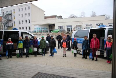 Grundschüler basteln für "Superhelden" des Alltags - Einsatz der besonderen Art: Beamte der Chemnitzer Polizei rückten aus, um sich Geschenke abzuholen.