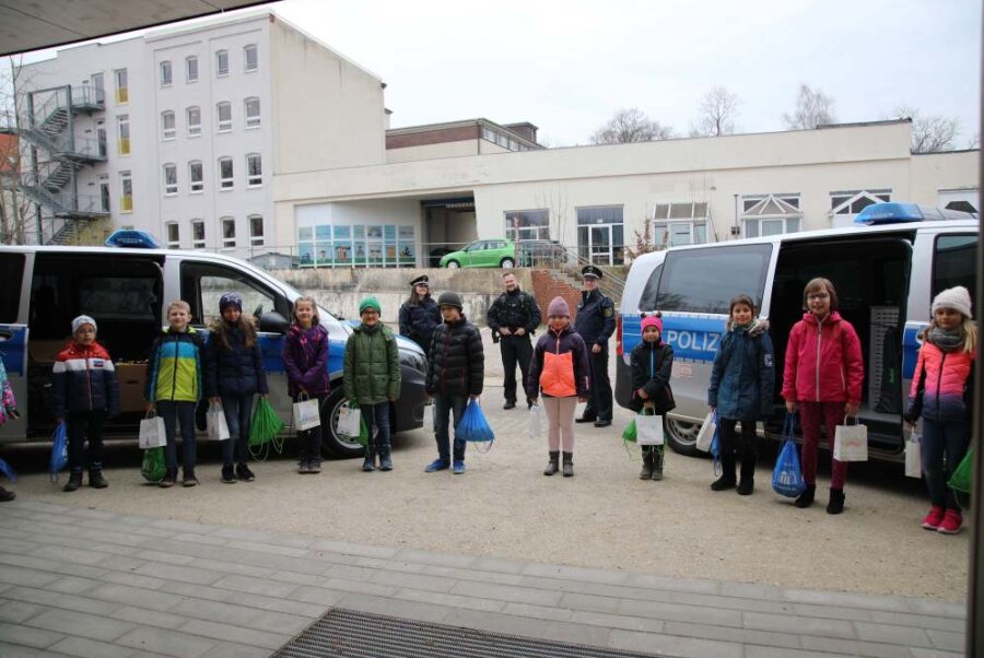 Grundschüler basteln für "Superhelden" des Alltags - Einsatz der besonderen Art: Beamte der Chemnitzer Polizei rückten aus, um sich Geschenke abzuholen.