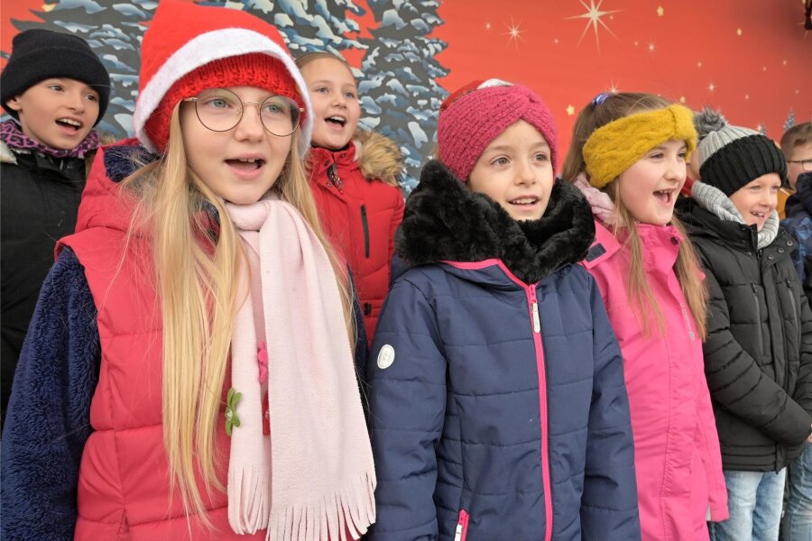 Grundschulchor verzaubert Weihnachtsmarktbesucher in Wilkau-Haßlau - Der Chor der Dittes-Grundschule ist beim Weihnachtsmarkt in Wilkau-Haßlau aufgetreten.