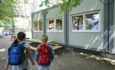 Grundschule Glösa erhält neues Haus - Derzeit nutzt die Grundschule Glösa die zwei Container auf dem Schulhof als Klassenräume.
