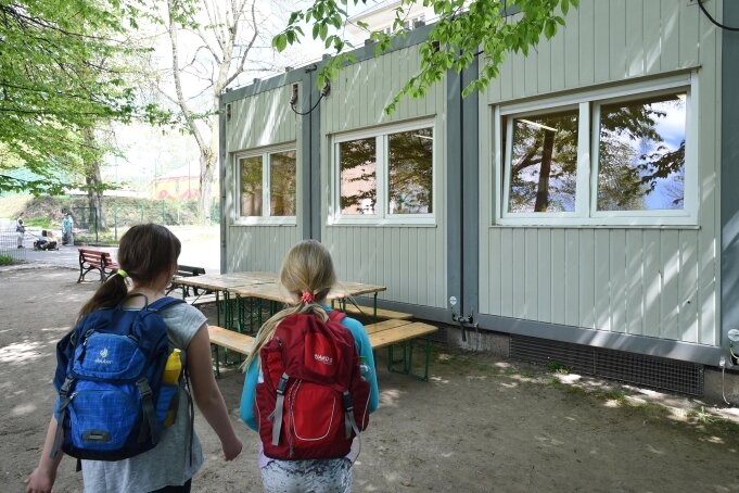 Grundschule Glösa erhält neues Haus - Derzeit nutzt die Grundschule Glösa die zwei Container auf dem Schulhof als Klassenräume.