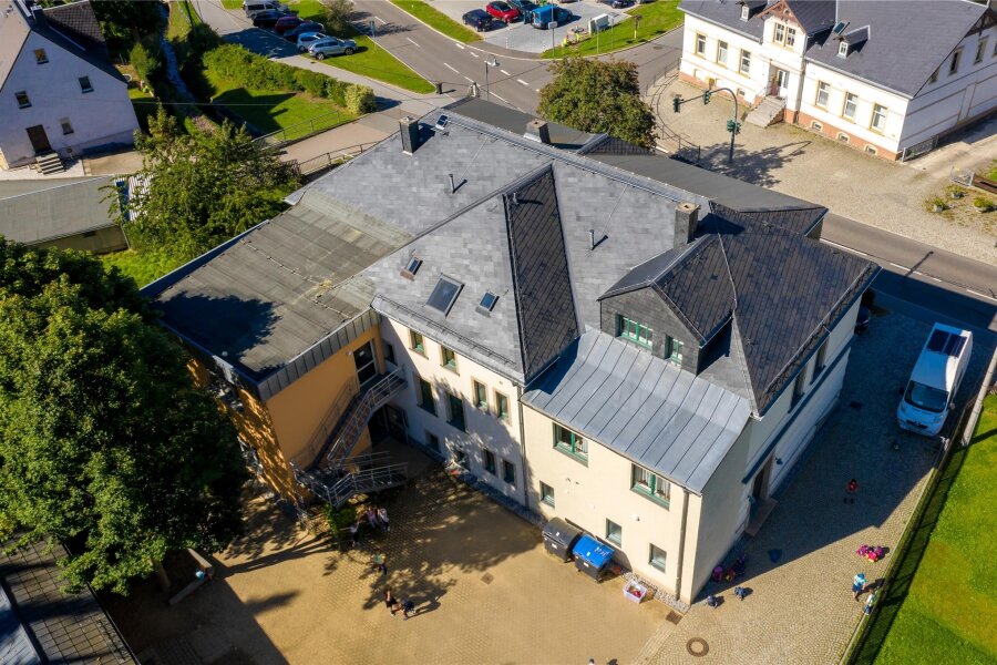 Grundschule Großrückerswalde: Darum muss ein Drittel des Dachgeschosses dringend saniert werden - Am Dach der Grundschule Großrückerswalde besteht dringender Handlungsbedarf.