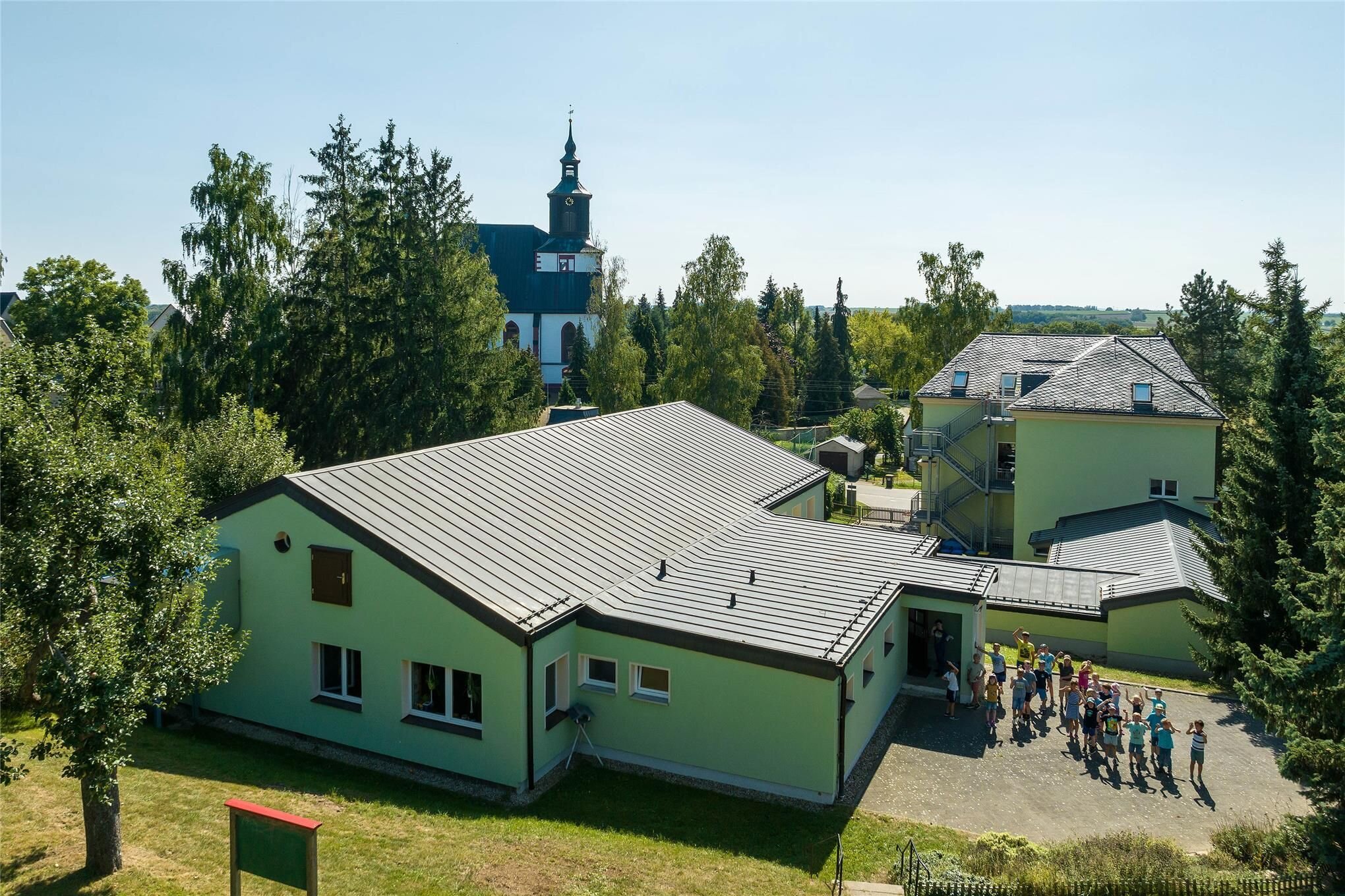Grundschule in Seelitz am Kindertag mit buntem Treiben