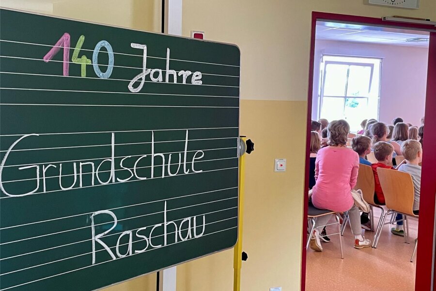 Grundschule Raschau blättert das eigene Geschichtsbuch auf - Für die 85 Mädchen und Jungen der Schule sowie für Abc-Schützen gab es am Freitag ein Zauber-Programm.
