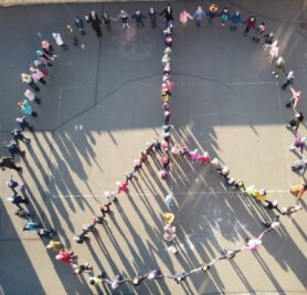 Grundschule setzt Zeichen für Frieden - Die Kinder der Grundschule Elsterberg wollen mit dieser Aktion den Menschen zeigen, dass der Frieden das Wichtigste auf der Welt ist.
