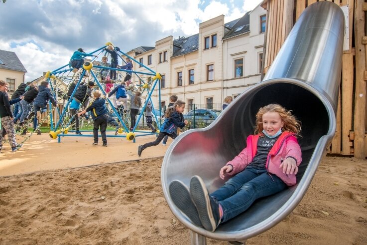 Grundschule und Hort wieder vereint - Im neu gestalteten Außengelände der Olbernhauer Goethe-Grundschule finden sich jetzt zahlreiche Spiel- und Erlebniselemente. 