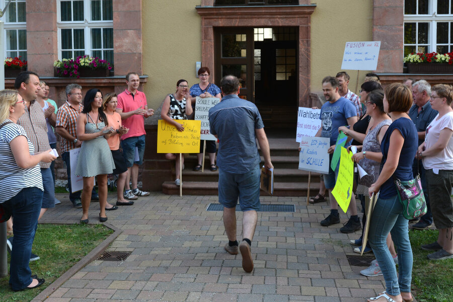 Grundschule Wechselburg: Proteste vor Entscheidung im Rat - Protest gegen die Schulschließung vor der Gemeinderatssitzung in Wechselburg: Gemeinderat Toni Knorr wurde mit Pfiffen begrüßt.
