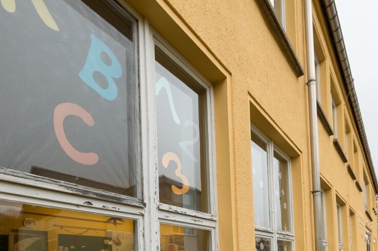 Die alten DDR-Fenster der Grundschule im Pockau-Lengefelder Ortsteil Lippersdorf sollen im Sommer ausgetauscht werden. Doch längst nicht alle Stadträte unterstützen das Bauprojekt. 