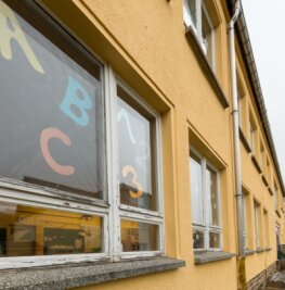 Grundschule wird in den Sommerferien zur Baustelle - Die alten DDR-Fenster der Grundschule im Pockau-Lengefelder Ortsteil Lippersdorf sollen im Sommer ausgetauscht werden. Doch längst nicht alle Stadträte unterstützen das Bauprojekt. 