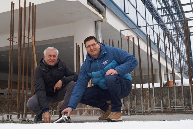 Klingenthals Oberbürgermeister Thomas Hennig (rechts) und VSTR-Vorstand Jürgen Rannacher bei der symbolischen Grundsteinlegung für den Anbau der Sporthalle am Schulzentrum auf dem Amtsberg.