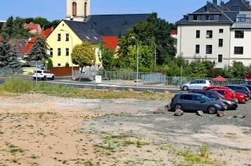 Grundstück in Werdauer Zentrum als Parkplatz? - Die freie Fläche an der B 175 unterhalb des Gedächtnisplatzes liegt weiter brach.