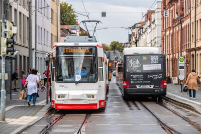 Gruppe verprügelt 31-Jährigen auf dem Neumarkt in Zwickau - In einer Straßenbahn zum Neumarkt kam es zu einem Streit, der beim Aussteigen der Beteiligten eskalierte.