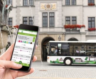 Gruppenfahrten nicht garantiert - Fahrscheinautomat für die Hosentasche und nützlicher Begleiter für Nutzer von Bussen und Bahnen im Vogtland: Der Verkehrsverbund rät zur Nutzung seiner App VVV mobil. Auch das 9-Euro-Ticket ist darüber erhältlich.