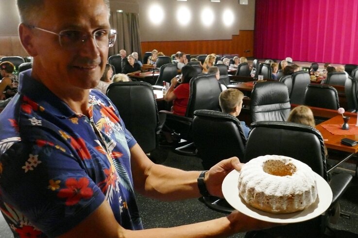 Passend zum neuesten Eberhofer-Streifen hatte Kino-Betreiber Sven Kruppa Guglhupf-Kuchen parat, der vor Filmstart verlost wurde. 