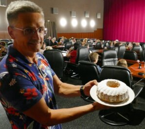 Guglhupfgeschwader im Erzgebirge auf Erfolgskurs - Passend zum neuesten Eberhofer-Streifen hatte Kino-Betreiber Sven Kruppa Guglhupf-Kuchen parat, der vor Filmstart verlost wurde. 